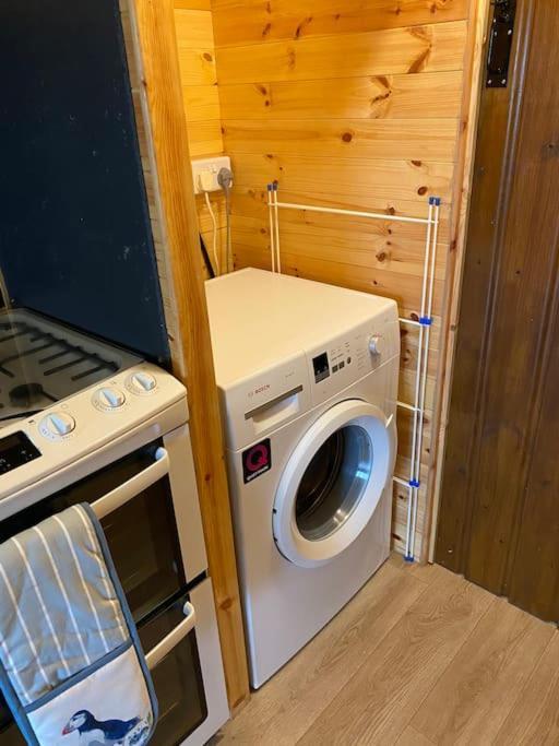 Idyllic Cornish Retreat At Puffin Lodge ヘルストン エクステリア 写真